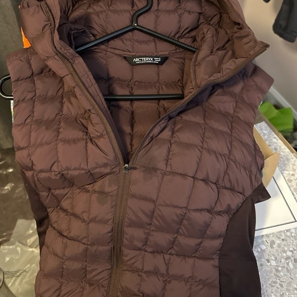 ARC’TERYX Narin vest purpleish / brown SMALL - Picture 7 of 9